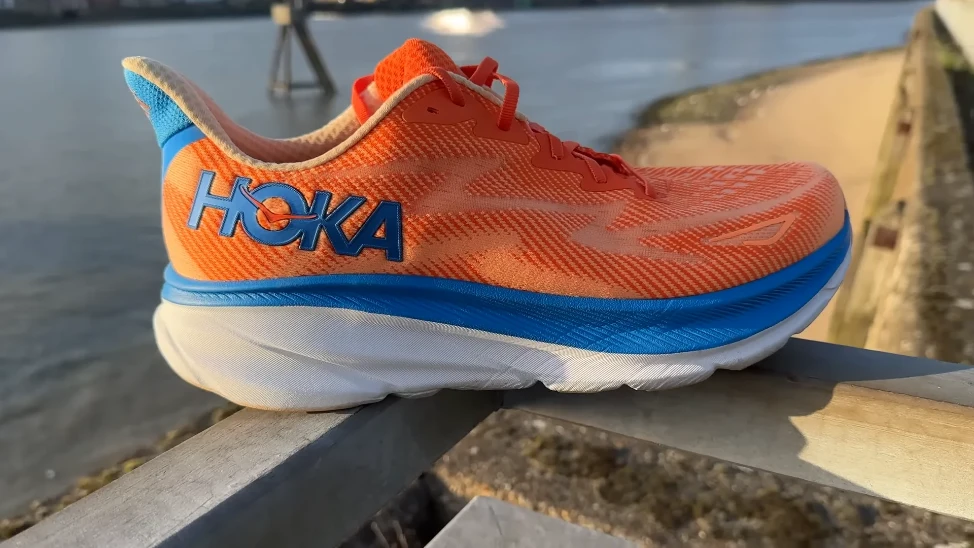 vue latérale du hoka clifton 9